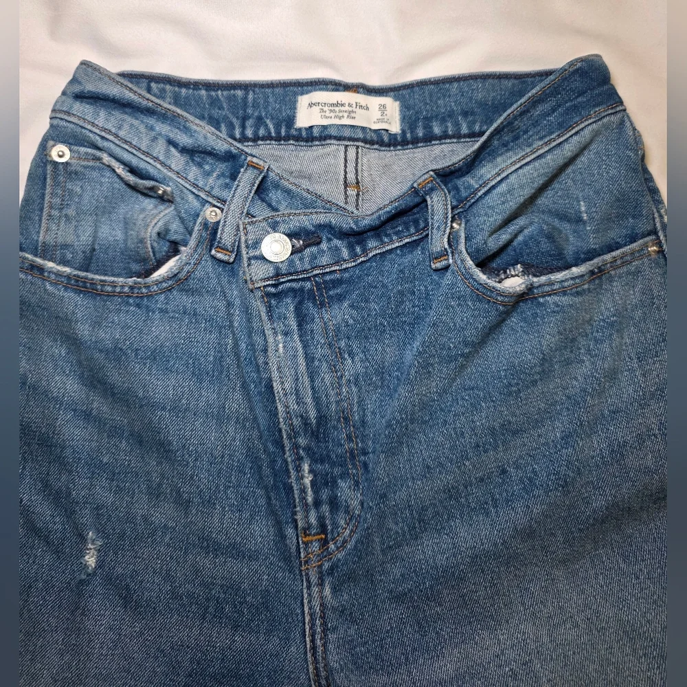 Abercrombie & Fitch 90s Ultra High Rise Jeans W/Criss Cross Waist Band- Sz 2/26